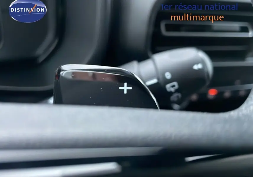 Détail de la palette de changement de vitesse avec symbole plus sur le volant du Citroën Berlingo noir Perla Metal 2025.