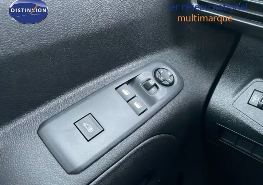 Gros plan sur les commandes de lève-vitres et réglage des rétroviseurs côté conducteur du Citroën Berlingo noir Perla Metal 2025.