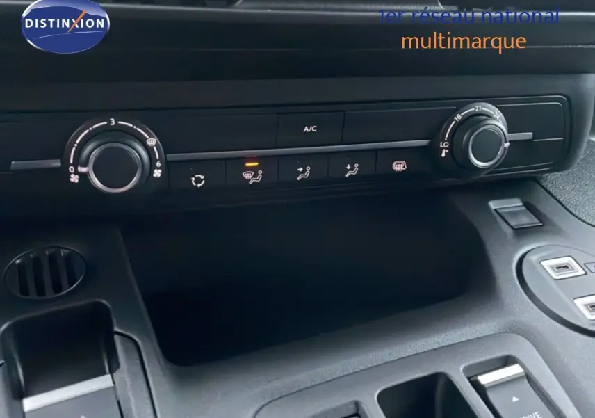 Vue rapprochée du tableau de bord noir du Citroën Berlingo Van XL 2025, montrant les commandes de climatisation et ventilation.