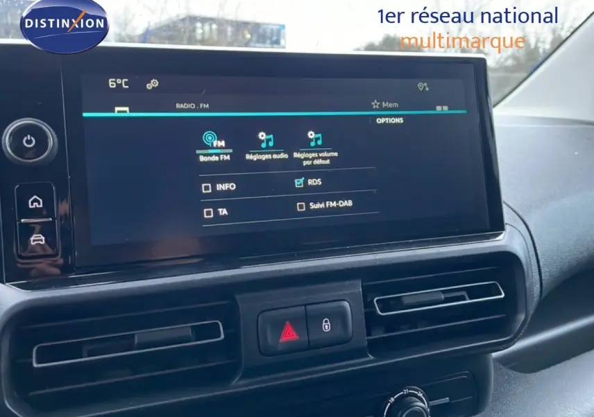 Vue rapprochée de l’écran tactile central et des commandes de climatisation du Citroën Berlingo 2025, intérieur noir.