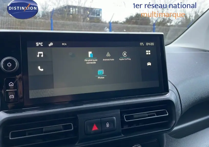 Vue intérieure du tableau de bord du Citroën Berlingo Van XL noir, mettant en valeur l’écran tactile central et les aérateurs.