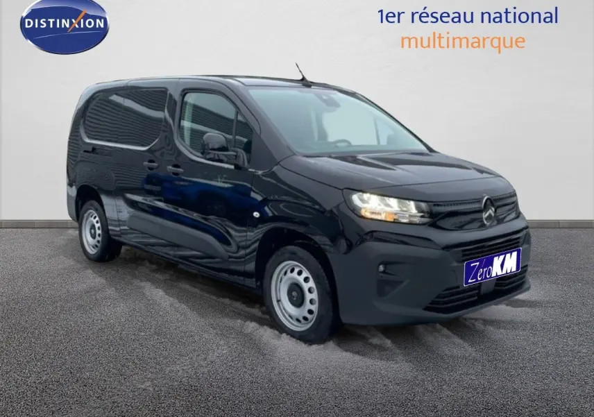 Citroën Berlingo Van XL noir perla metal vu de 3/4 avant droit avec calandre et phares allumés.