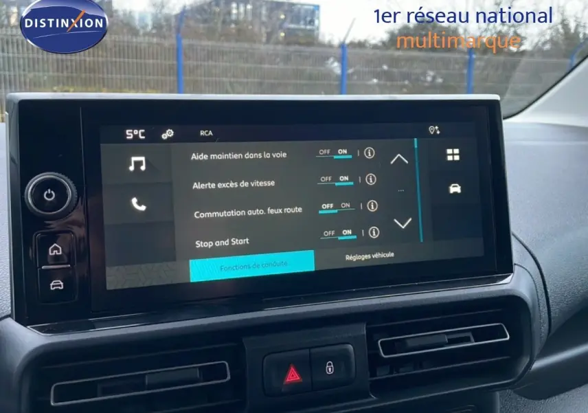 Écran tactile central du Citroën Berlingo 2025 affichant les aides à la conduite, intérieur noir visible de face.