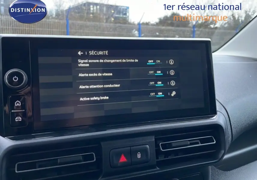 Écran tactile central du tableau de bord du Citroën Berlingo Van XL 2025 affichant les options de sécurité activées.