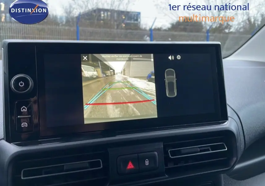 Écran central affichant la caméra de recul dans l'habitacle du Citroën Berlingo Van XL noir Perla Metal 2025.