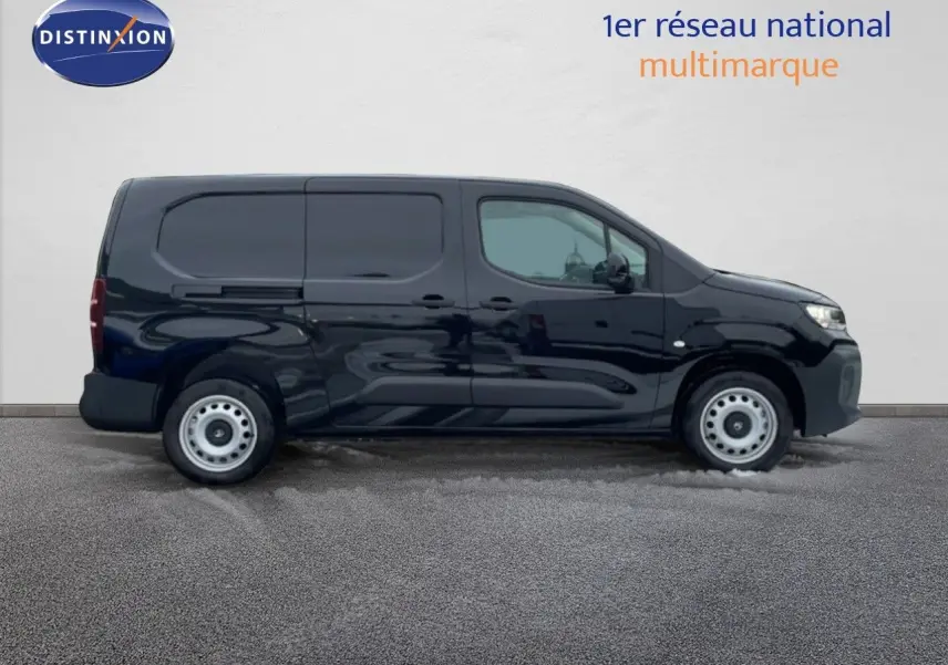 Profil latéral droit d’un Citroën Berlingo Van XL noir Perla Metal, véhicule utilitaire compact sans vitres latérales arrière.