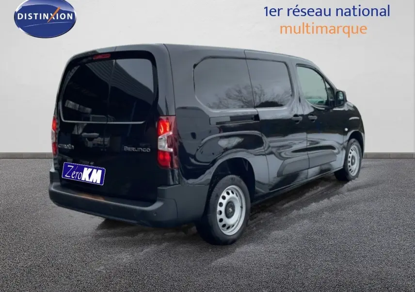 Vue 3/4 arrière droite du Citroën Berlingo Van XL noir Perla Metal avec vitres arrière opaques et jantes acier.