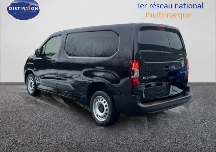 Vue 3/4 arrière droite d’un Citroën Berlingo Van XL noir Perla Metal avec vitres teintées et feux arrière allumés.