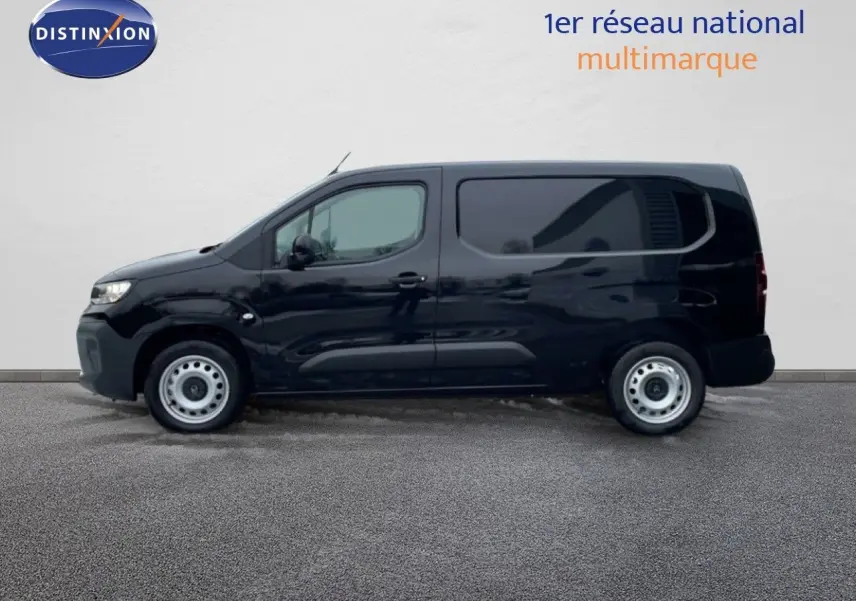 Profil droit du Citroën Berlingo Van XL noir Perla Metal, fourgon utilitaire avec vitres teintées arrière.