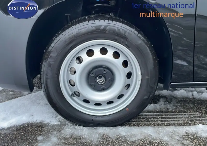 Gros plan sur la roue avant gauche acier gris du Citroën Berlingo Van XL noir Perla Metal, avec logo Citroën central.