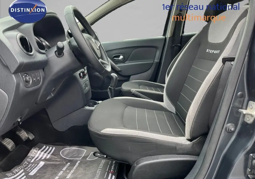 Vue intérieure côté conducteur de la Dacia Sandero Stepway 2016 gris foncé, sièges avec logo Stepway visibles.