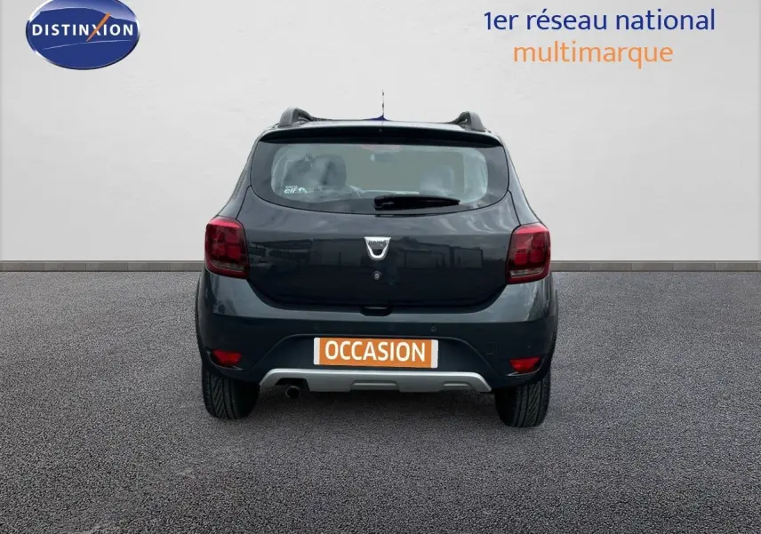 Vue arrière d'une Dacia Sandero Stepway gris foncé 2016 avec badge et plaque d'occasion visible.