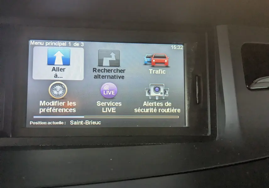 Écran de navigation GPS du Renault Grand Espace IV 2.0 DCI 150 Alyum affichant le menu principal en intérieur.