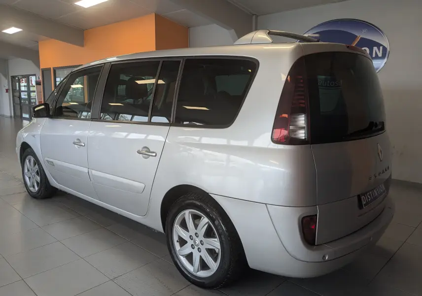 Vue 3/4 arrière droit d’un Renault Grand Espace IV gris clair, avec vitres teintées et jantes alliage 17 pouces.