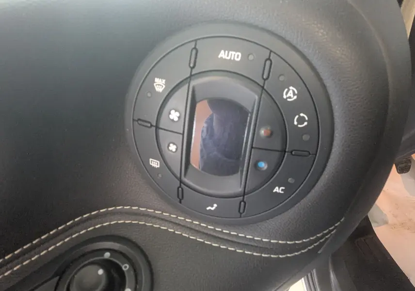 Gros plan sur le bouton de commande circulaire de la climatisation du Renault Grand Espace IV gris clair, intérieur noir.