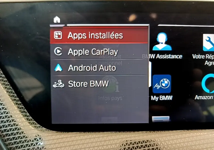 Écran tactile central de la BMW Série 1 118i Edition Sport 2023 affichant les options Apple CarPlay et Android Auto.