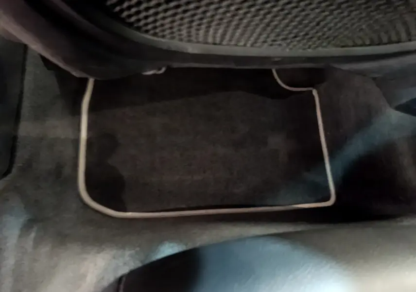 Tapis de sol noir avec bordure claire dans l'habitacle d'une BMW Série 1 118i Edition Sport 2023.