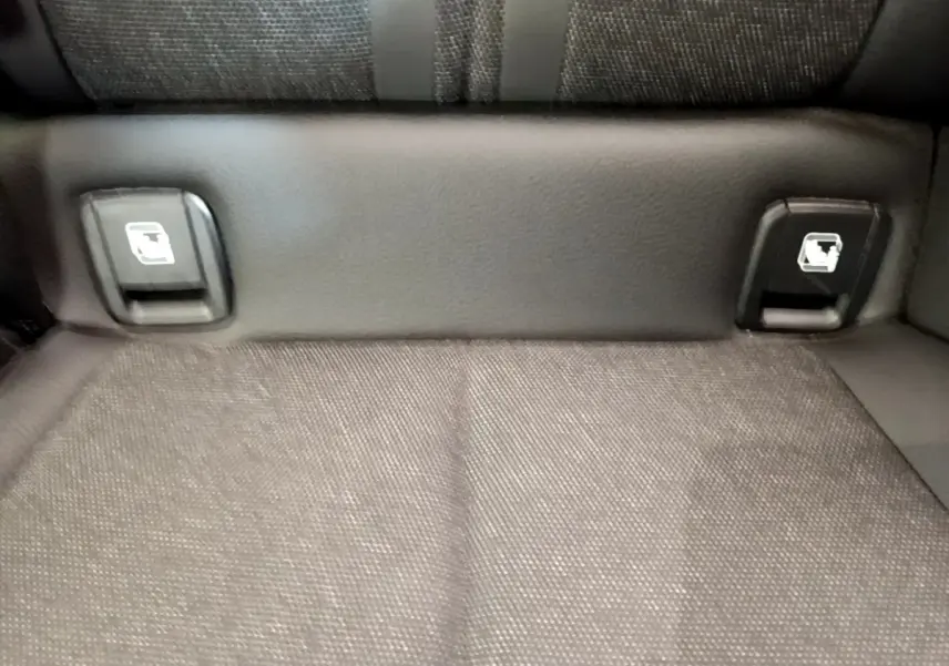 Détail des attaches Isofix sur la banquette arrière en tissu gris de la BMW Série 1 118i Edition Sport 2023.