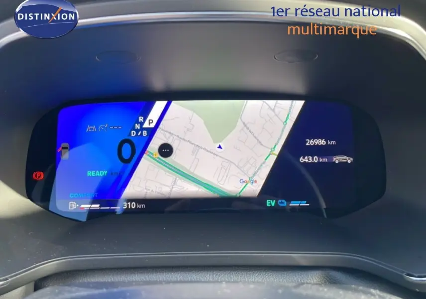 Tableau de bord numérique de Renault Symbioz 2025 affichant navigation, compteur et autonomie, vue frontale intérieure.