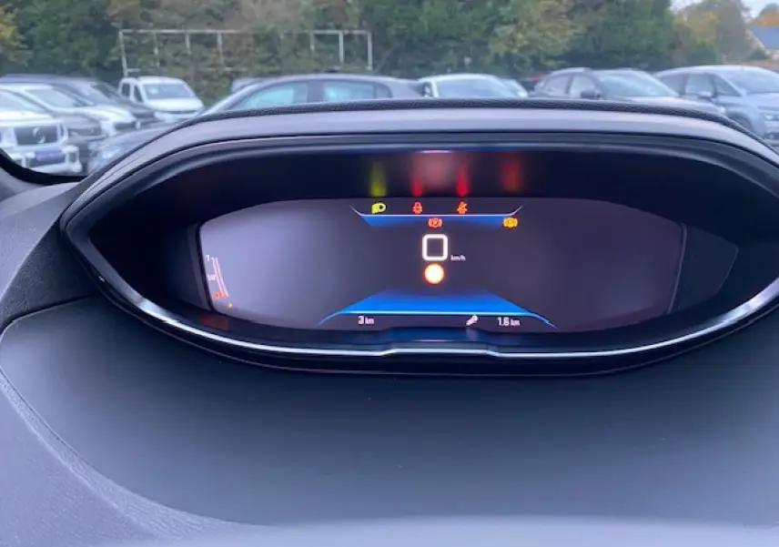 Tableau de bord numérique du Peugeot 5008 2023 affichant la vitesse à 0 km/h et plusieurs voyants d'alerte allumés.
