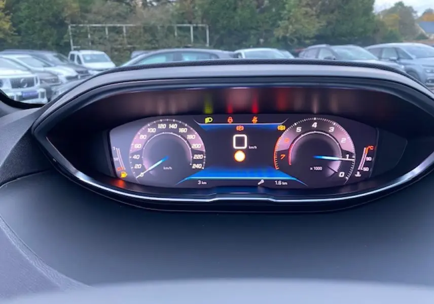 Vue rapprochée du tableau de bord numérique du Peugeot 5008 2023, affichant la vitesse et le compte-tours.