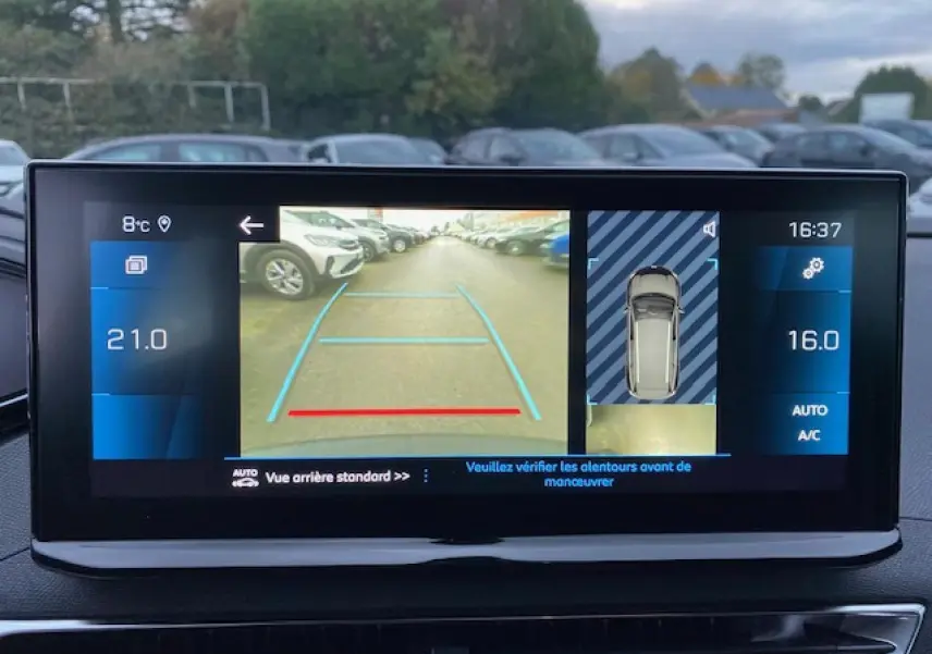 Écran tactile intérieur du Peugeot 5008 noir 2023 montrant la caméra de recul et l'affichage de la vue 360° du véhicule.