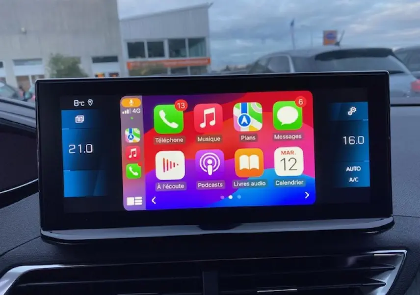 Écran tactile central du Peugeot 5008 2023 affichant Apple Carplay avec commandes climatisation visibles.
