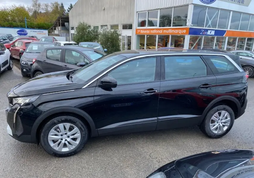 Peugeot 5008 noir vue de profil côté gauche, avec jantes alliage 16 pouces et carrosserie métallisée.