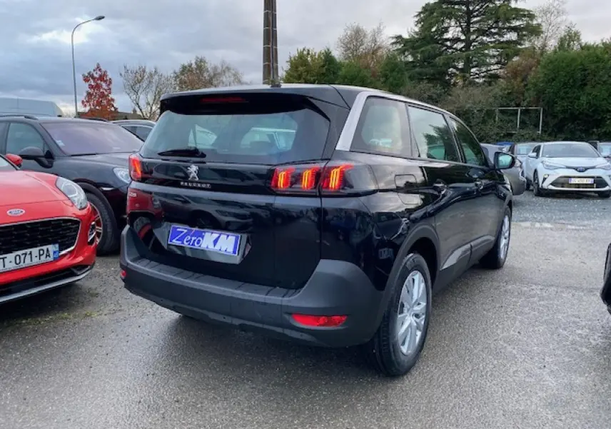 Peugeot 5008 noir vue 3/4 arrière droit avec feux arrière LED et jantes alliage 16 pouces.