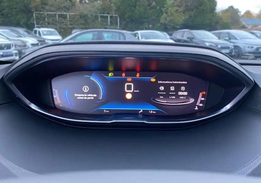 Vue rapprochée du tableau de bord numérique du Peugeot 5008 noir 2023 affichant les informations instantanées et alertes.