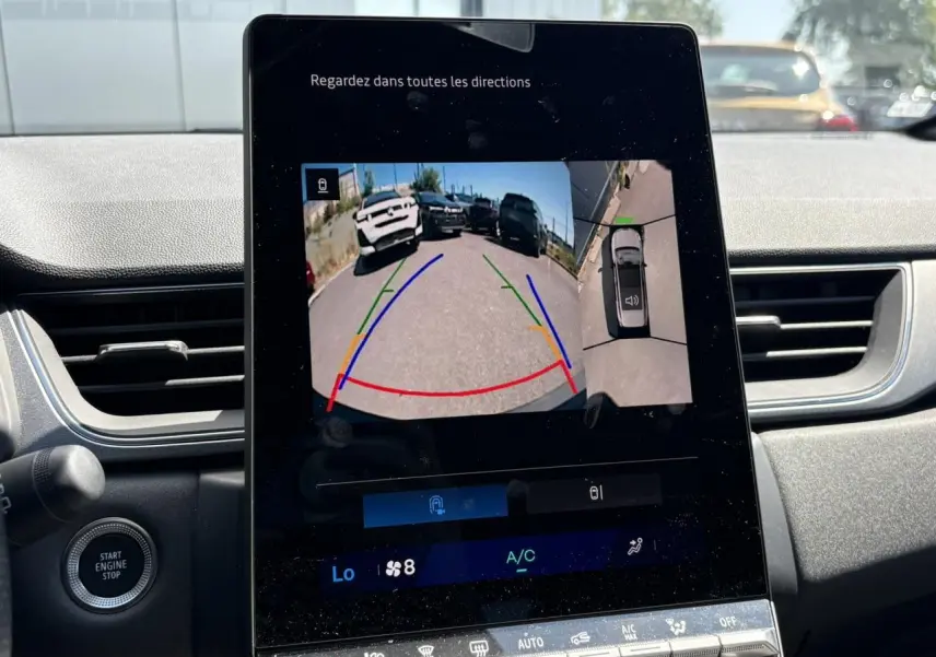 Écran central affichant la caméra 360° avec vue arrière et dessus dans un Renault Symbioz noir étoile.