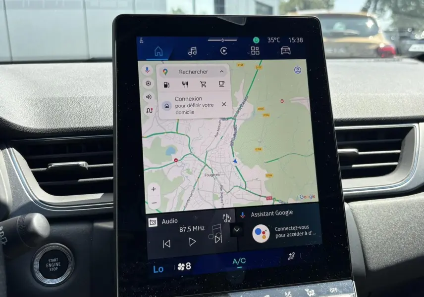 Écran tactile central affichant la navigation Google Maps dans l’habitacle d’une Renault Symbioz 2025.
