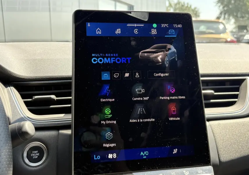 Écran tactile central du tableau de bord de la Renault Symbioz 2025, affichant le mode Confort et options connectées.