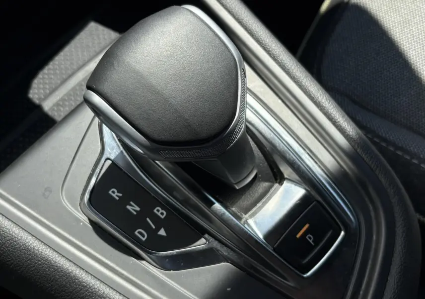 Le levier de vitesses automatique noir de la Renault SYMBIOZ E-Tech vu en gros plan intérieur.
