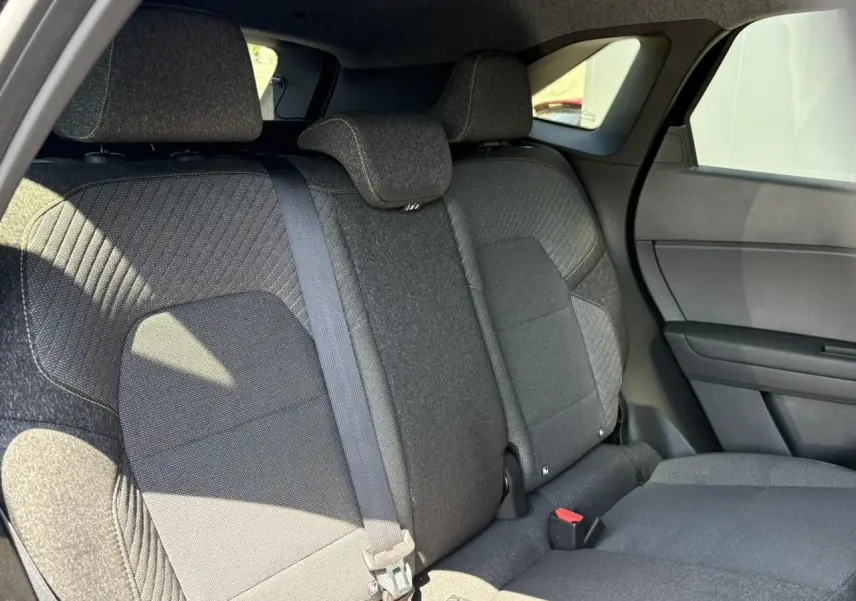Banquette arrière en tissu gris foncé vue de côté droit dans une Renault SYMBIOZ E-Tech Full Hybrid 2025.