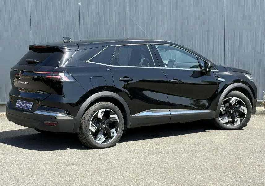 Vue 3/4 arrière droite d’un Renault SYMBIOZ noir étoile avec jantes 18 pouces et feux arrière LED distinctifs.