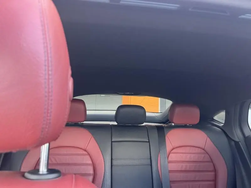 Vue intérieure arrière du Mercedes GLC Coupé 220 d 2016, sièges sport cuir bicolore rouge et noir.