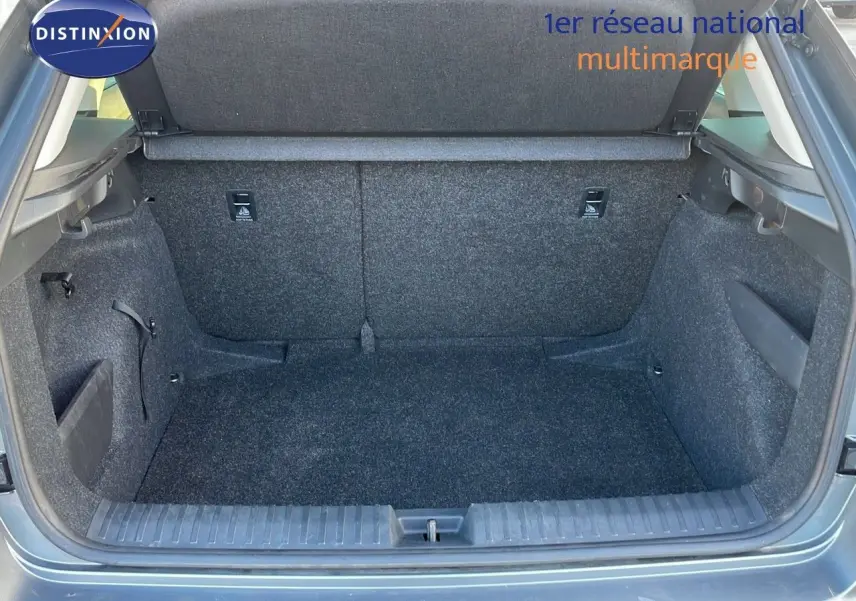 Coffre ouvert d'un Skoda Kamiq gris graphite métal, montrant l'espace de chargement intérieur propre et spacieux.