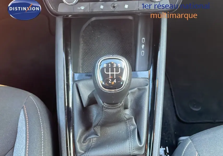 Le levier de vitesses manuel noir du Skoda Kamiq 2024 vu de dessus avec console centrale en finition brillante.