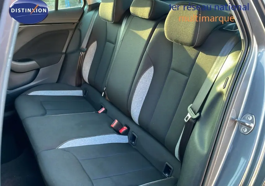 Vue côté droit de la banquette arrière gris graphite métal du Skoda Kamiq 2024 avec sellerie tissu bicolore noire et grise.