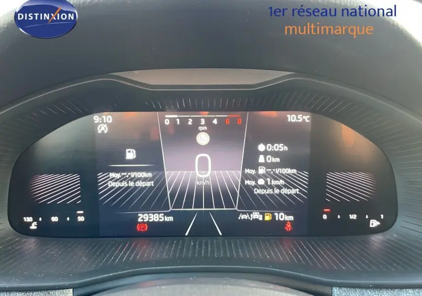 Tableau de bord numérique du Skoda Kamiq gris graphite 2024, affichant vitesse, kilométrage et informations de conduite.