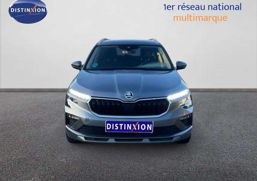 Vue frontale d'un Skoda Kamiq gris graphite métal 2024 avec feux LED allumés sur fond neutre.