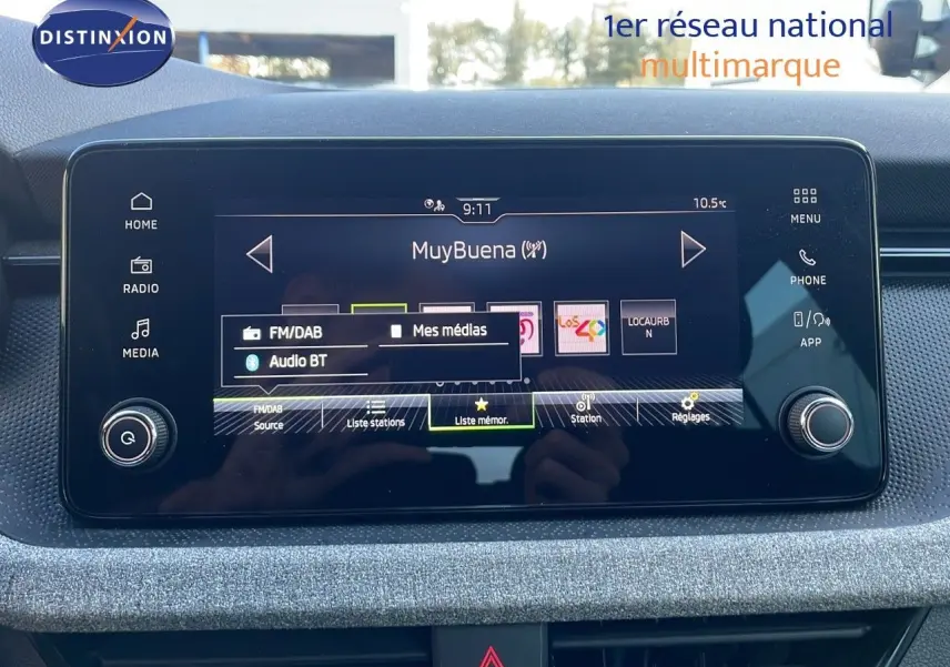 Écran tactile central du Skoda Kamiq 2024 affichant la radio FM/DAB avec commandes multimédias visibles.