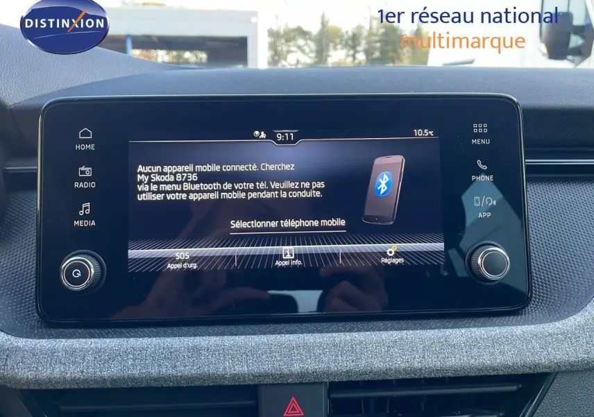 Écran tactile central du Skoda Kamiq 2024 affichant le menu Bluetooth, entouré de commandes noires et tableau de bord gris.