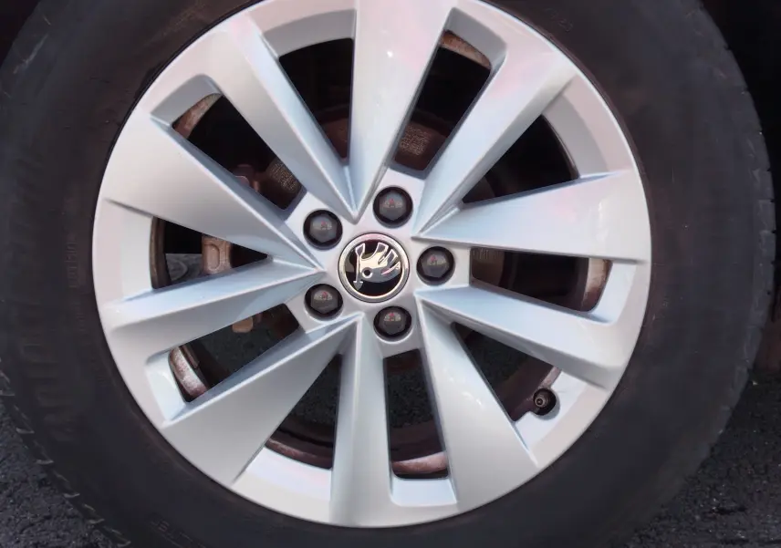 Gros plan sur la jante argentée à 10 branches du Skoda Kamiq 2024 avec logo au centre sur pneu Bridgestone.