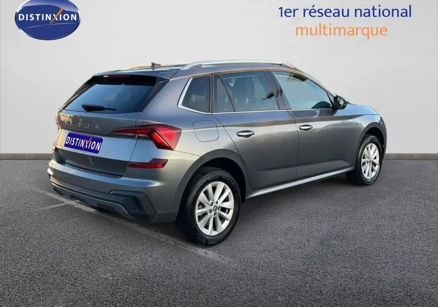 Vue 3/4 arrière droite d'un Skoda Kamiq gris graphite métal 2024 avec jantes alliage et toit ouvrant.