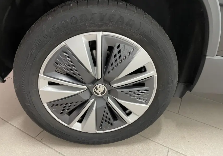 Gros plan sur la roue avant droite du Skoda Karoq 2023 avec jante alliage et pneu Goodyear.