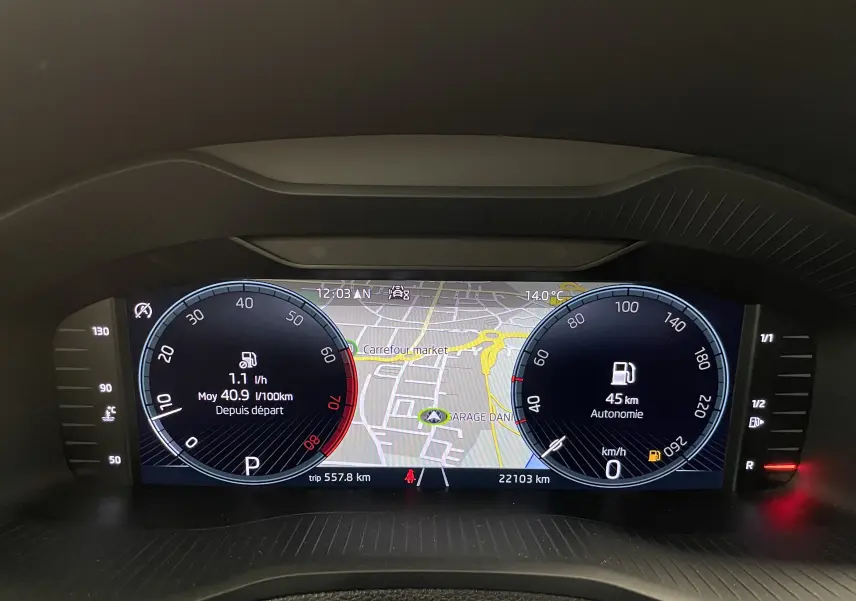 Tableau de bord numérique 10,25'' du Skoda Karoq 2023 affichant la carte et les compteurs de vitesse et carburant.