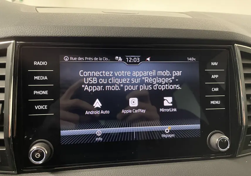 Écran tactile central du Skoda Karoq 2023 affichant les options de connexion Android Auto, Apple CarPlay et MirrorLink.