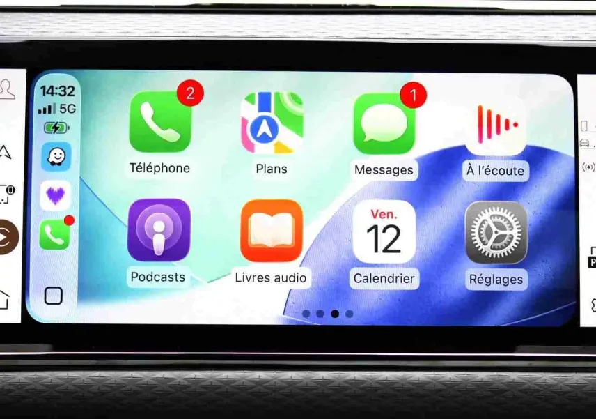 Vue de face du Range Rover Evoque 2023 gris métal, hybride rechargeable, avec signature lumineuse LED distinctive.